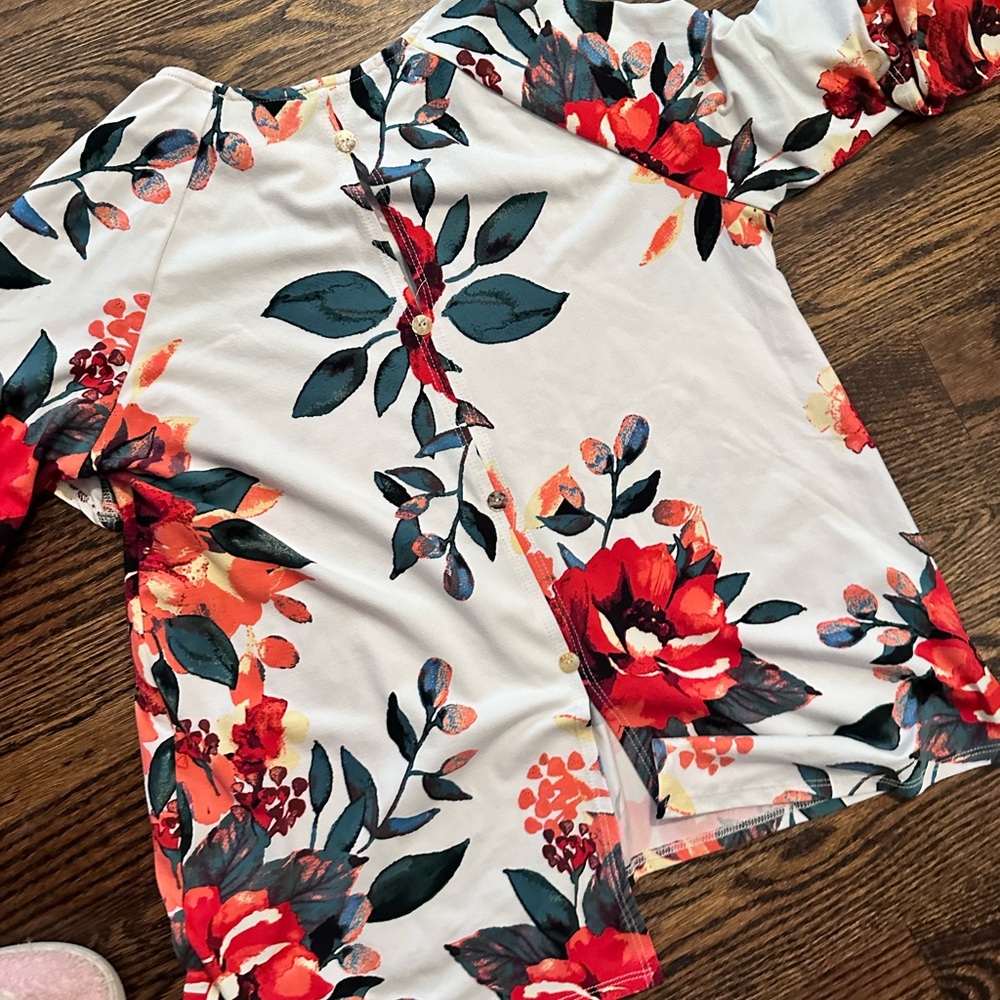 Women’s Coin 1804 Red White Soft floral Top Shirt Bell Sleeves Buttoned Back.